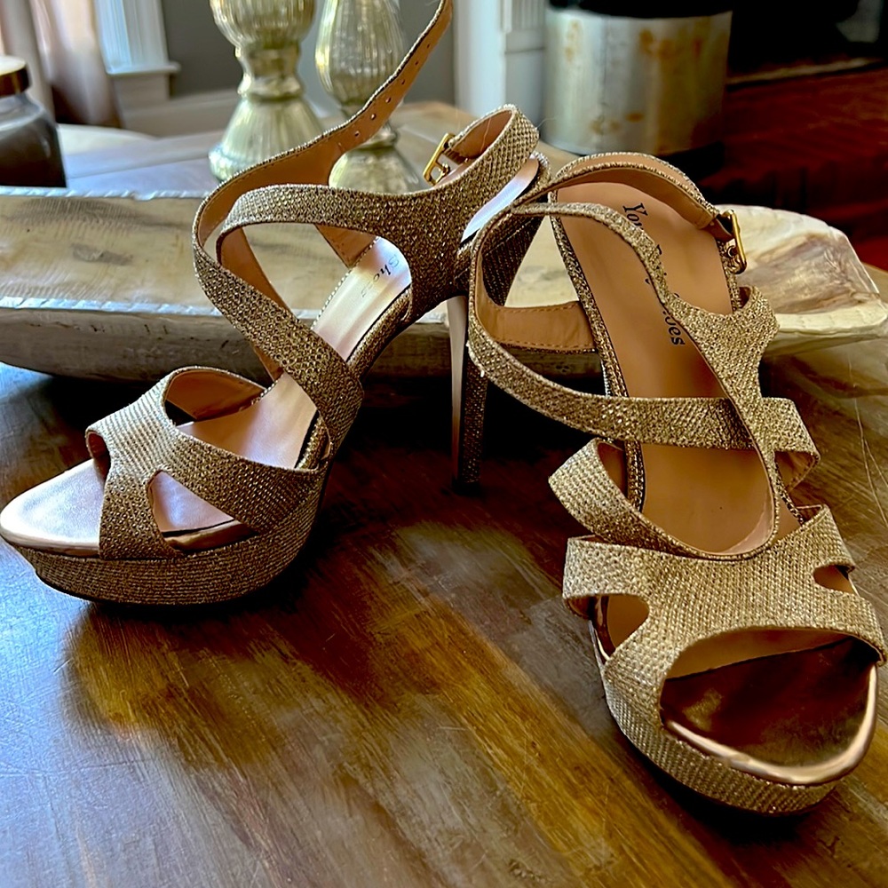 LN Gold 3” Heels Pumps Size 7 Your Party Shoes Brand